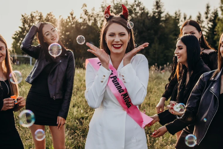 Wieczór panieński przed zachodem słońca? Oto kilka powodów, dla których warto wybrać właśnie tą porę: 
❤️połączymy zabawę z niesamowitymi widokami
🧡złapiemy cudowne kolory zachodu słońca jako tło waszych wspomnień
🩷podkreślimy Waszą naturalną urodę w romantycznej atmosferze
🩵każda fotografia będzie odzwierciedleniem wyjątkowego momentu. 

Zarezerwuj swój termin. Wspólnie stworzymy niezapomniane wspomnienia. 📸😊
Czekam na Was 📞💌

#wieczorpanienski #zachodslonca #sesjaozachodziesłońca #niespodzianka #sesjaniespodzianka #narzeczona #sesjanarzeczenska #fotograf #fotografolsztyn #olsztynfotograf #olsztyn #olsztyniokolice